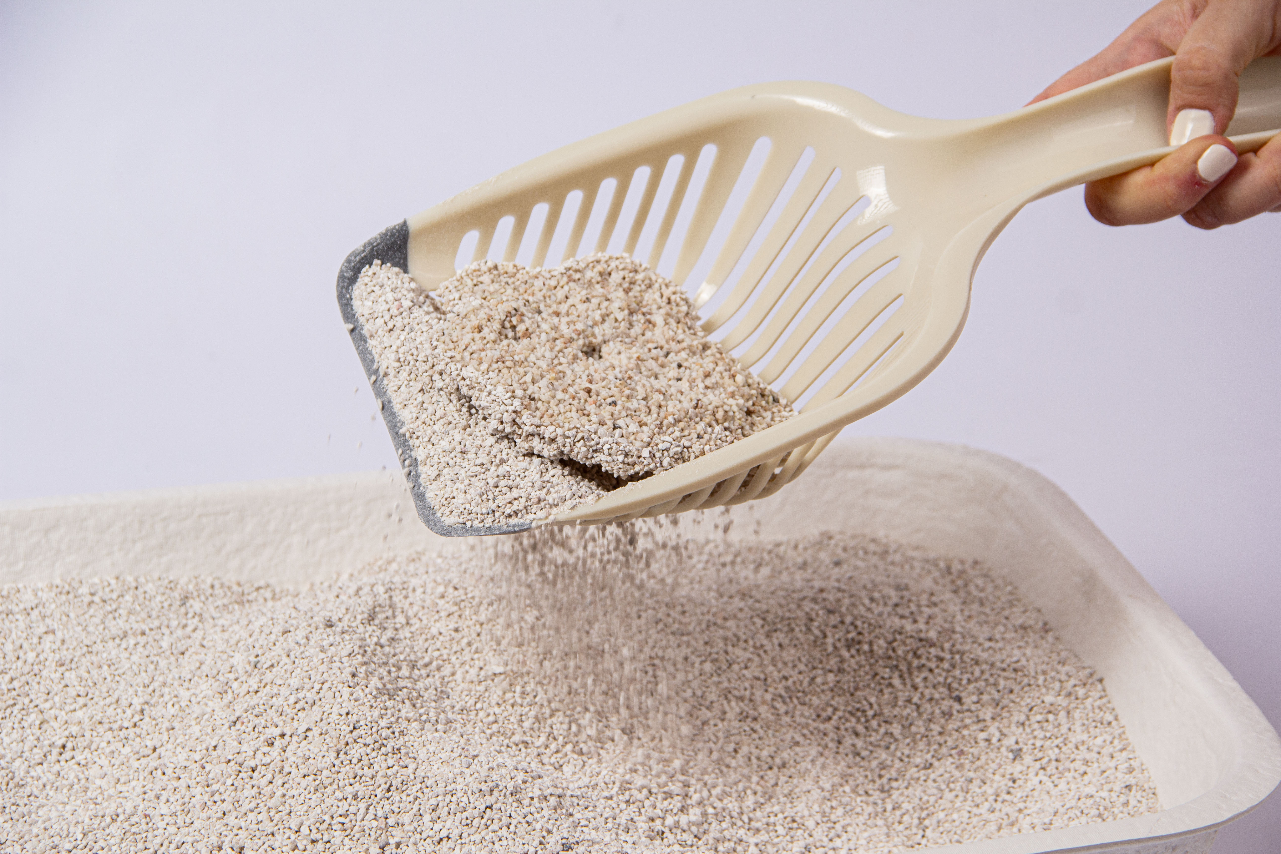 Pala retirando grumos de arena