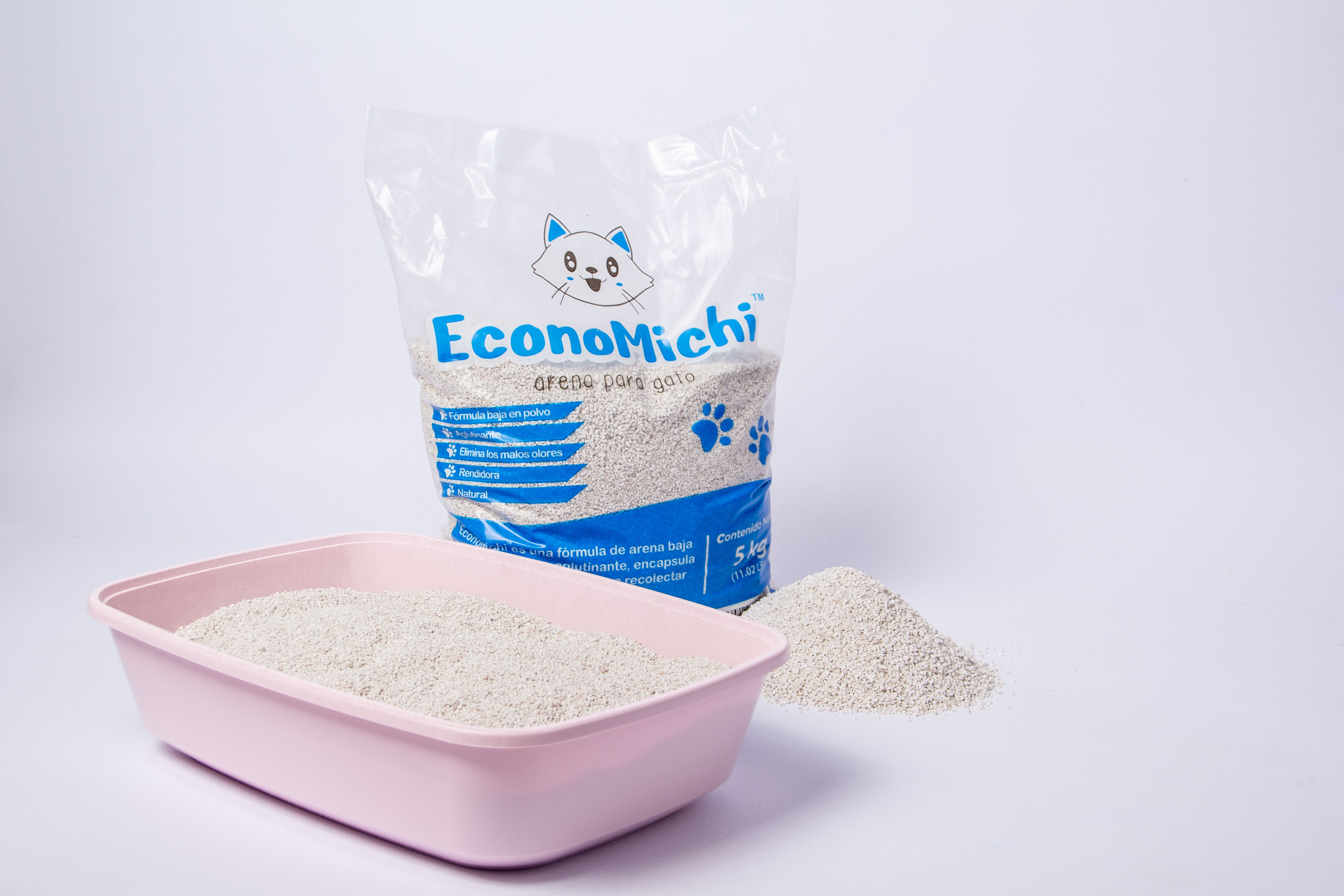 Bolsa de EconoMichi junto a una caja con arena